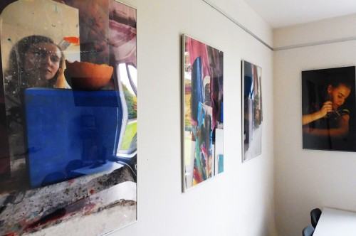 Fragment wystawy fotograficznej  studentów i absolwentów Wydziałów Malarstwa oraz Rzeźby i Mediacji Sztuki w Galerii Lingua