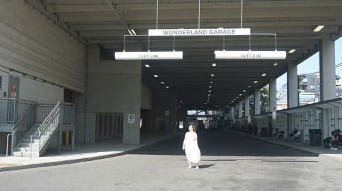 Festiwal i wystawa Obecnie spada się poziomo w Midway Artist Studios w Bostonie