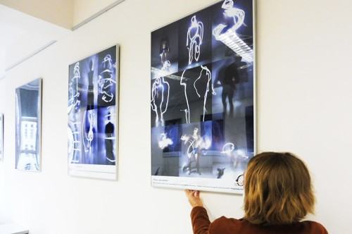 Fragment wystawy fotograficznej  studentów i absolwentów Wydziałów Malarstwa oraz Rzeźby i Mediacji Sztuki w Galerii Lingua