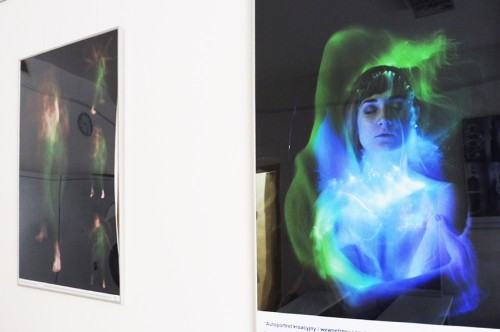 Fragment wystawy fotograficznej  studentów i absolwentów Wydziałów Malarstwa oraz Rzeźby i Mediacji Sztuki w Galerii Lingua