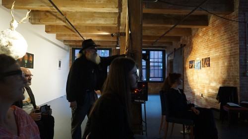 Festiwal i wystawa Obecnie spada się poziomo w Midway Artist Studios w Bostonie