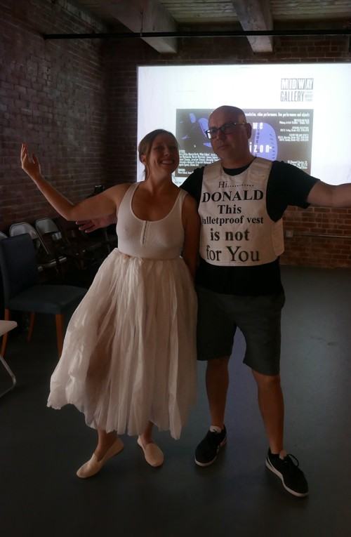 Festiwal i wystawa Obecnie spada się poziomo w Midway Artist Studios w Bostonie