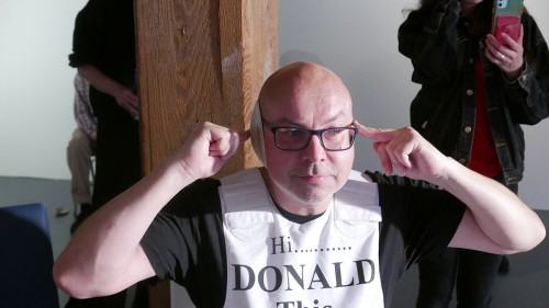 Festiwal i wystawa Obecnie spada się poziomo w Midway Artist Studios w Bostonie