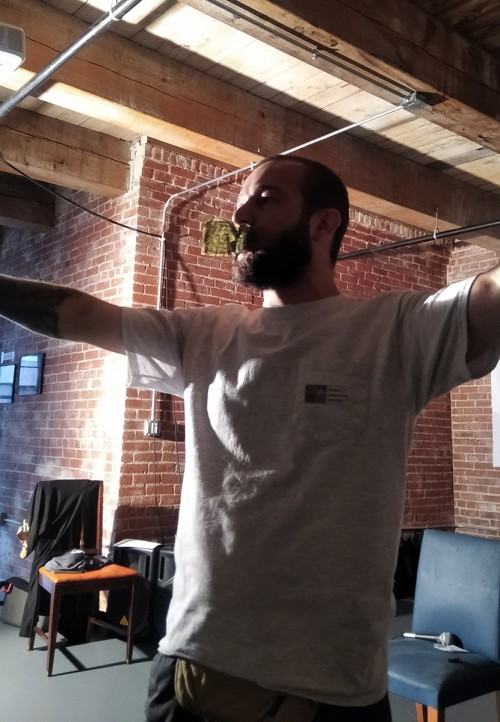 Festiwal i wystawa Obecnie spada się poziomo w Midway Artist Studios w Bostonie