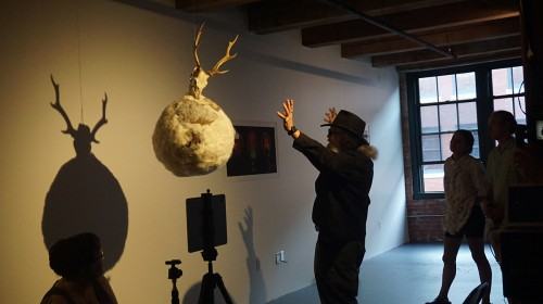 Festiwal i wystawa Obecnie spada się poziomo w Midway Artist Studios w Bostonie