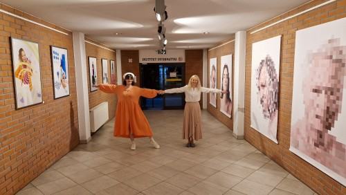 Otwarcie wystawy fotografii inscenizowanej pt. "Dwie drogi" Ewy Martyniszyn i Aliny Kindiak Otwarcie wystawy fotografii inscenizowanej pt. "Dwie drogi" Ewy Martyniszyn i Aliny Kindiak