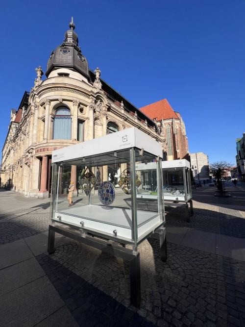 RAZEM - Wydział Ceramiki i Szkła - prezentacja Wydziału Ceramiki i Szkła w gablotach RAZEM - Wydział Ceramiki i Szkła - prezentacja Wydziału Ceramiki i Szkła w gablotach