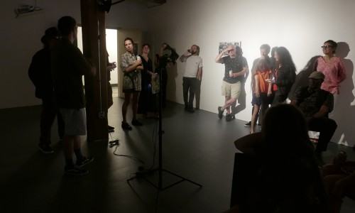 Festiwal i wystawa Obecnie spada się poziomo w Midway Artist Studios w Bostonie