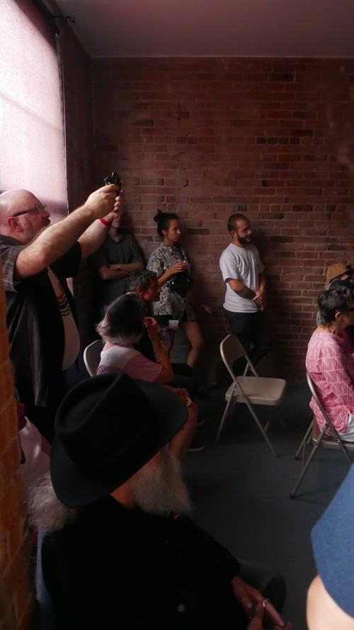 Festiwal i wystawa Obecnie spada się poziomo w Midway Artist Studios w Bostonie