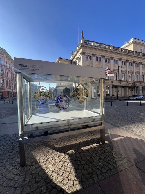 RAZEM - Wydział Ceramiki i Szkła - prezentacja Wydziału Ceramiki i Szkła w gablotach RAZEM - Wydział Ceramiki i Szkła - prezentacja Wydziału Ceramiki i Szkła w gablotach