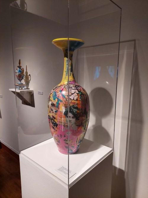 Heather Cornelius "Let's Pretend We Are Angels" - 2023 NCECA Annual - I Contain Multitudes / Weston Art Gallery, zdj. Adam Abel Heather Cornelius "Let's Pretend We Are Angels" - 2023 NCECA Annual - I Contain Multitudes / Weston Art Gallery, zdj. Adam Abel