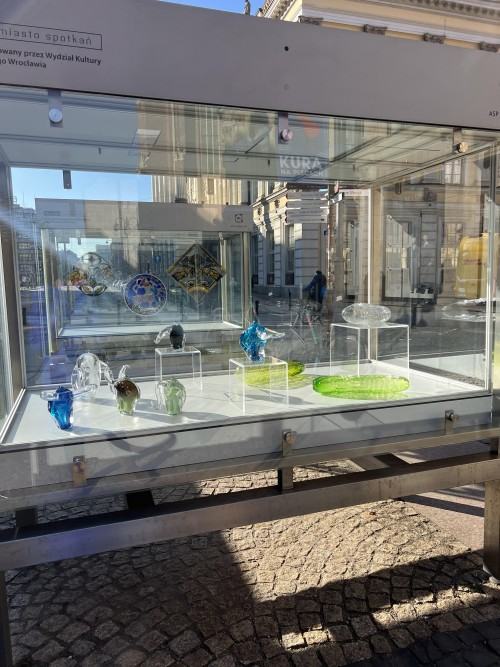 RAZEM - Wydział Ceramiki i Szkła - prezentacja Wydziału Ceramiki i Szkła w gablotach RAZEM - Wydział Ceramiki i Szkła - prezentacja Wydziału Ceramiki i Szkła w gablotach