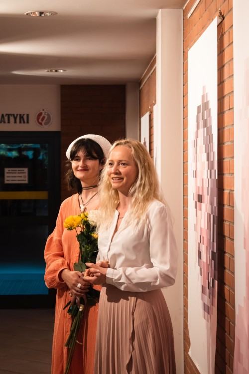 Otwarcie wystawy fotografii inscenizowanej pt. "Dwie drogi" Ewy Martyniszyn i Aliny Kindiak Otwarcie wystawy fotografii inscenizowanej pt. "Dwie drogi" Ewy Martyniszyn i Aliny Kindiak