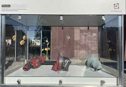 RAZEM - Wydział Ceramiki i Szkła - prezentacja Wydziału Ceramiki i Szkła w gablotach RAZEM - Wydział Ceramiki i Szkła - prezentacja Wydziału Ceramiki i Szkła w gablotach