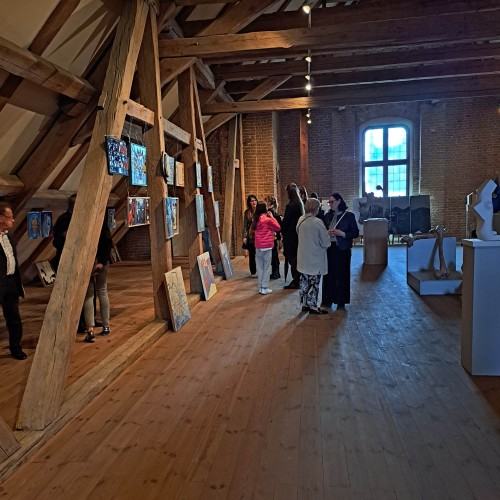 Otwarcie wystawy Studyjne Eksperiencje odbywającej się w ramach Europejskiej Nocy Muzeów w Chojnicach.