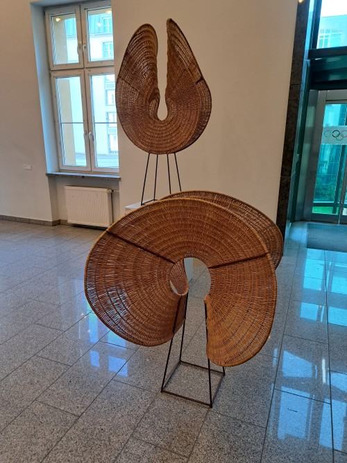 Przestrzeń jest materialna