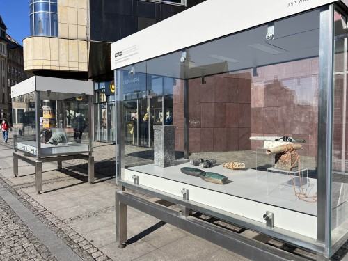 RAZEM - Wydział Ceramiki i Szkła - prezentacja Wydziału Ceramiki i Szkła w gablotach RAZEM - Wydział Ceramiki i Szkła - prezentacja Wydziału Ceramiki i Szkła w gablotach