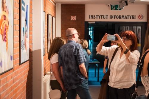 Otwarcie wystawy fotografii inscenizowanej pt. "Dwie drogi" Ewy Martyniszyn i Aliny Kindiak Otwarcie wystawy fotografii inscenizowanej pt. "Dwie drogi" Ewy Martyniszyn i Aliny Kindiak