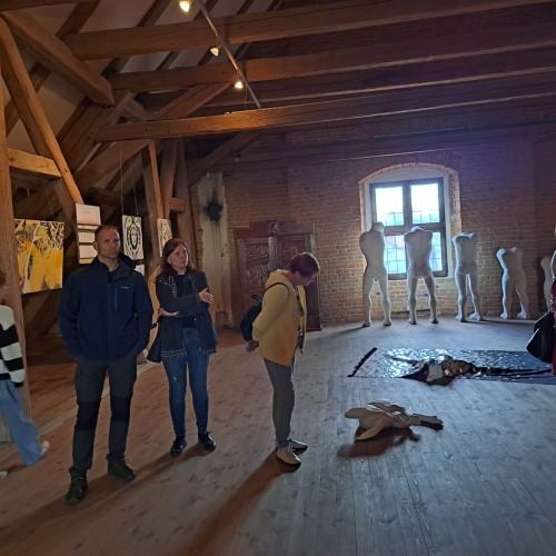 Otwarcie wystawy Studyjne Eksperiencje odbywającej się w ramach Europejskiej Nocy Muzeów w Chojnicach.