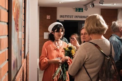 Otwarcie wystawy fotografii inscenizowanej pt. "Dwie drogi" Ewy Martyniszyn i Aliny Kindiak Otwarcie wystawy fotografii inscenizowanej pt. "Dwie drogi" Ewy Martyniszyn i Aliny Kindiak
