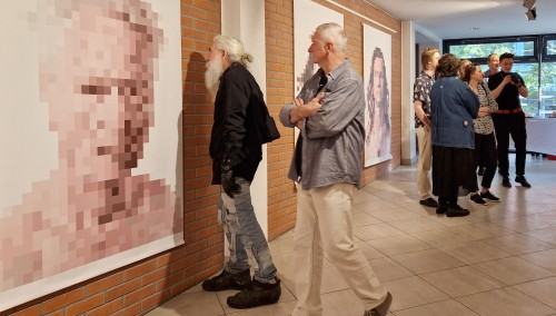 Otwarcie wystawy fotografii inscenizowanej pt. "Dwie drogi" Ewy Martyniszyn i Aliny Kindiak Otwarcie wystawy fotografii inscenizowanej pt. "Dwie drogi" Ewy Martyniszyn i Aliny Kindiak
