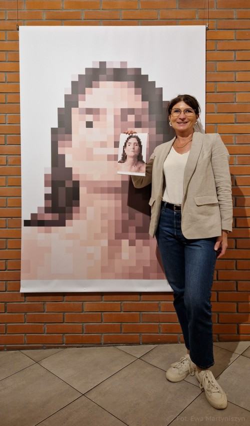 Otwarcie wystawy fotografii inscenizowanej pt. "Dwie drogi" Ewy Martyniszyn i Aliny Kindiak Otwarcie wystawy fotografii inscenizowanej pt. "Dwie drogi" Ewy Martyniszyn i Aliny Kindiak