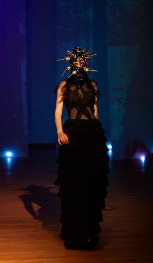 Wirusy, mutacje, kody, Adrian Lewandowski DYPLOM MAGISTERSKI 2023, Katedra Scenografii