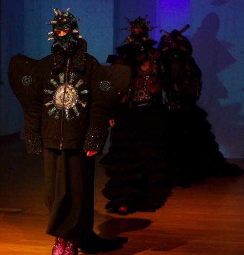 Wirusy, mutacje, kody, Adrian Lewandowski DYPLOM MAGISTERSKI 2023, Katedra Scenografii