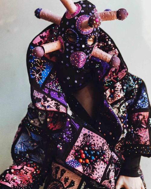 Wirusy, mutacje, kody, Adrian Lewandowski DYPLOM MAGISTERSKI 2023, Katedra Scenografii