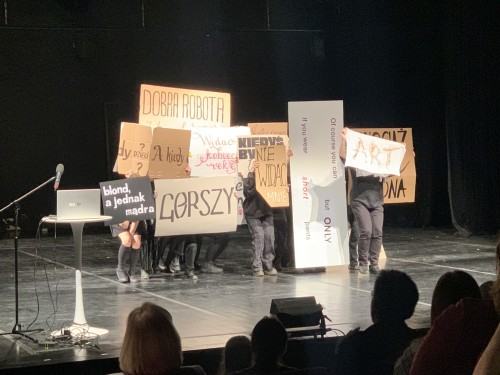 Performans "Nie czytaj tego!"