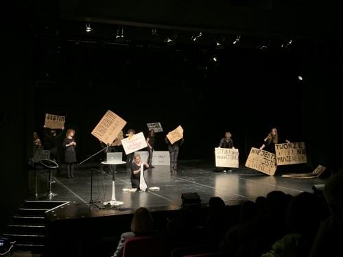 Performans "Nie czytaj tego!"