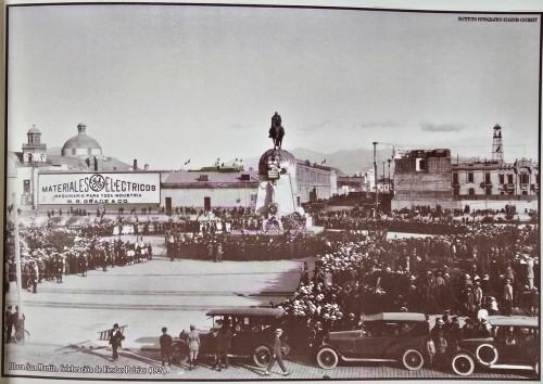 Uroczystości patriotyczne, plac San Martín 6 lat po inauguracji, Lima 1927 [za:] Herrera Cornejo H. A., Album fotográfico de Lima antigua, T. II, Instituto Fotográfico Eugenio Courret