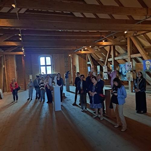 Otwarcie wystawy Studyjne Eksperiencje odbywającej się w ramach Europejskiej Nocy Muzeów w Chojnicach.