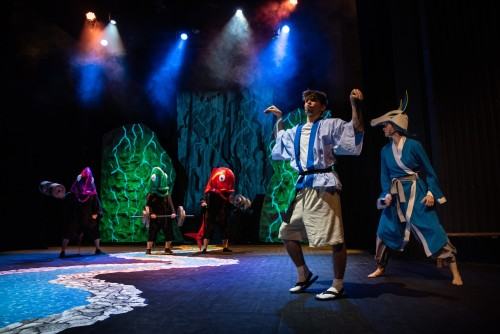 Spektakl „Jak zostać smokiem?” ze scenografią, kostiumami i projekcjami Sebastiana Siepietowskiego, zdj. Piotr Dłubak Spektakl „Jak zostać smokiem?” ze scenografią, kostiumami i projekcjami Sebastiana Siepietowskiego, zdj. Piotr Dłubak