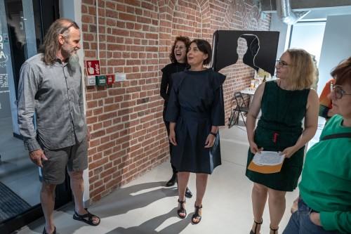 Oprowadzanie kuratorskie po wystawie Dowody na NIEOBECNOŚĆ w Galerii Geppart ASP Wrocław, zdj. Michał Pietrzak