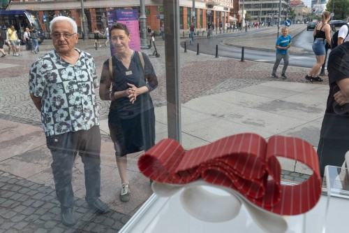 Otwarcie wystaw ceramiki: Folding in motion Simchy Even-Chen oraz Jeleń lub Chmura Velimira Vukićević’a w Glass Box na ul. Świdnickiej we Wrocławiu, XIV FWT Otwarcie wystaw ceramiki: Folding in motion Simchy Even-Chen oraz Jeleń lub Chmura Velimira Vukićević’a w Glass Box na ul. Świdnickiej we Wrocławiu, XIV FWT