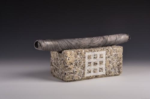 Amuletum z cyklu Roll&Scroll, 2025 r., kamionka, masa szamotowa, angoba, szkliwo, 45x17x13 cm