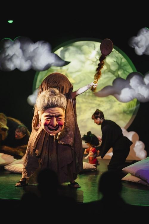 Gdzie się podział Baku?, spektakl ze scenografią, kostiumami, multimediami oraz formami lalkowymi Sebastiana Siepietowskiego, zdj. Maciej Cieślak