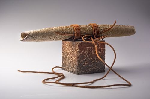 CuPREMACY z cyklu Roll&Scroll, 2024 r., kamionka, masa szamotowa, wypał  w piecu opalanym drewnem, rzemień, elementy miedziane,  18x48x12 cm