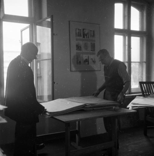 fot. Zdzisław Holuka, Władysław Wincze i Tadeusz Forowicz przeglądają studenckie projekty, 1955, zbiory Ośrodka Dokumentacji Sztuki ASP we Wrocławiu.jpg