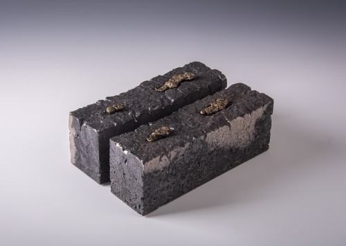 FuneReal, 2025 r., masa szamotowa, angoba, szkliwo bazaltowe, metal, wypał redukcyjny, 21x9x13 cm