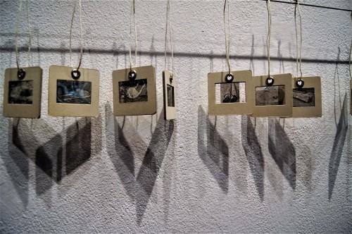 Grażyna Jaskierska-Portfolio, tektura, zdjęcia na folii, linka stalowa, 5x20x300cm, 2005-2024 Grażyna Jaskierska-Portfolio, tektura, zdjęcia na folii, linka stalowa, 5x20x300cm, 2005-2024