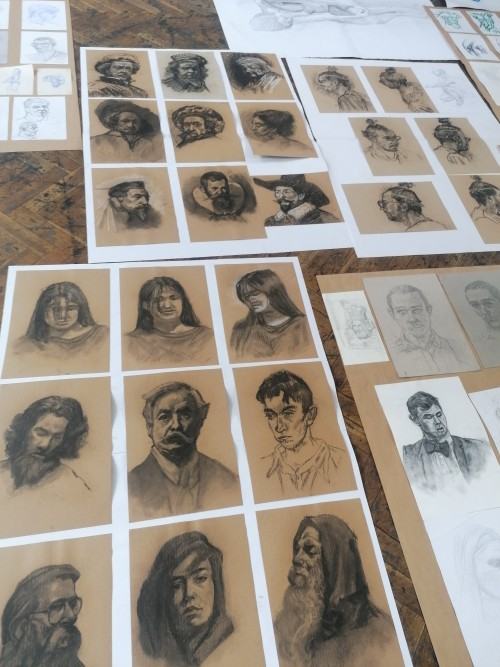 Przegląd z rysunku w pracowni 212