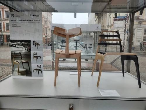 W Gablotach na Świdnickiej trwa prezentacja projektów studentów II Pracowni Projektowania Mebli ASP Wrocław.