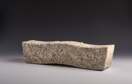 Kalinovska z cyklu Krokwie, 2025 r., masa szamotowa, bone china, 52x12x11 cm