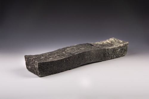 Kalinovsky z cyklu Krokwie, 2025 r., masa szamotowa,  kamionka barwiona, wypał redukcyjny w trocinach, 68x10x14 cm