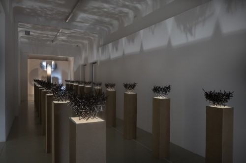 Nazwa majdzinska_adriana_natual-killers_cykl-20-obiektow_wysokosc-130-cm-szerokosc-25-cm-glebokosc-25-cm-plyta-mdfszkloprety-zbrojeniowe-swiatlo_2021._fot.-bogna-kociumbas Nazwa majdzinska_adriana_natual-killers_cykl-20-obiektow_wysokosc-130-cm-szerokosc-25-cm-glebokosc-25-cm-plyta-mdfszkloprety-zbrojeniowe-swiatlo_2021._fot.-bogna-kociumbas