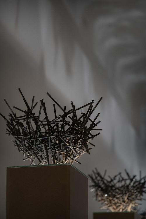 majdzinska_adriana_natual-killers_cykl-20-obiektow_wysokosc-130-cm-szerokosc-25-cm-glebokosc-25-cm-plyta-mdfszkloprety-zbrojeniowe_2021._frafment._fot.-bogna-kociumbas majdzinska_adriana_natual-killers_cykl-20-obiektow_wysokosc-130-cm-szerokosc-25-cm-glebokosc-25-cm-plyta-mdfszkloprety-zbrojeniowe_2021._frafment._fot.-bogna-kociumbas