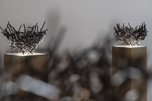 majdzinska_adriana_natual-killers_cykl-20-obiektow_wysokosc-130-cm-szerokosc-25-cm-glebokosc-25-cm-plyta-mdfszkloprety-zbrojeniowe_2021._frafment._fot.-bogna-kociumbas majdzinska_adriana_natual-killers_cykl-20-obiektow_wysokosc-130-cm-szerokosc-25-cm-glebokosc-25-cm-plyta-mdfszkloprety-zbrojeniowe_2021._frafment._fot.-bogna-kociumbas