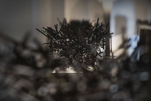 majdzinska_adriana_natual-killers_cykl-20-obiektow_wysokosc-130-cm-szerokosc-25-cm-glebokosc-25-cm-plyta-mdfszkloprety-zbrojeniowe_2021._frafment._fot.-bogna-kociumbas majdzinska_adriana_natual-killers_cykl-20-obiektow_wysokosc-130-cm-szerokosc-25-cm-glebokosc-25-cm-plyta-mdfszkloprety-zbrojeniowe_2021._frafment._fot.-bogna-kociumbas